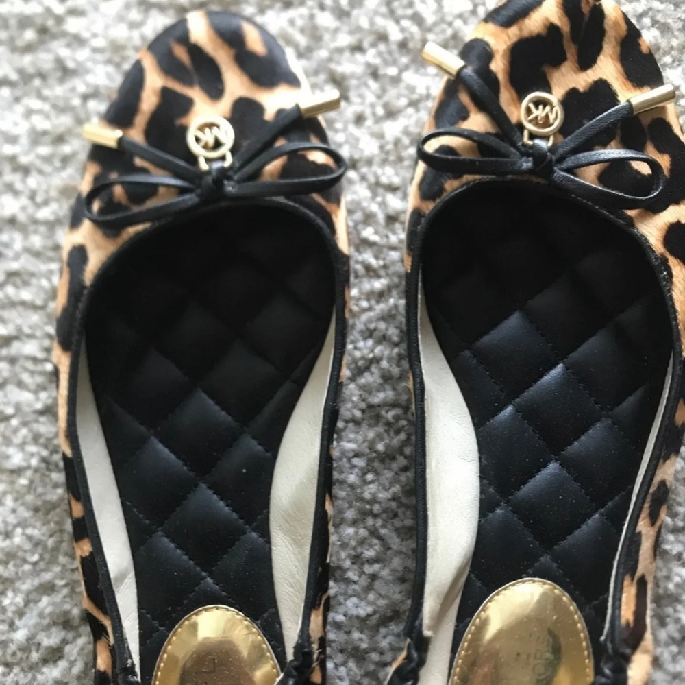 MICHAEL KORS ANIMAL PRINT FLATS SIZE 6.5 - Picture 2 of 7
